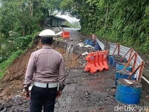 Jalur Selat-Muncan Tutup Sementara Usai Pemotor Terperosok gegara Jalan Jebol