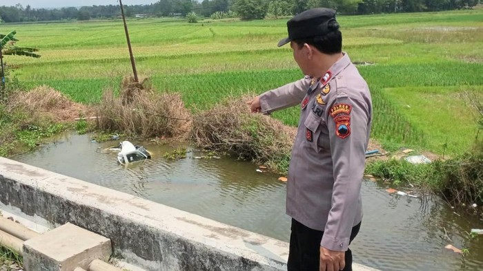 Kondisi mobil MBG usai tertabrak KA Mataram di Purworejo, Minggu (19/10/2025).