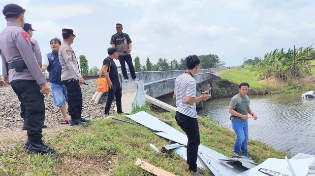 Kondisi mobil MBG usai tertabrak KA Mataram di Purworejo, Minggu (19/10/2025).