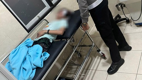 Korban kecelakaan saat dirawat di RSU Tabanan, Sabtu (18/10/2025). (Foto: Dok. Istimewa)