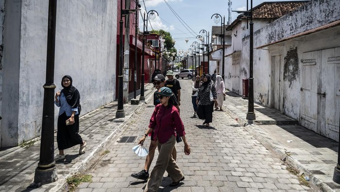 Lasem, Kota Tua dengan 243 Bangunan Kuno Bersejarah Pendiri Yayasan Lasem Heritage, Pop (tengah) menjelaskan tentang pintu gerbang rumah kuno di Karangturi, Lasem, Rembang, Jawa Tengah, Minggu (19/10/2025). Menurut data Yayasan Lasem Heritage, terdapat sekitar 243 bangunan kuno berarsitektur akulturasi Tiongkok, Eropa, dan Jawa yang dibangun pada akhir abad ke-18 hingga awal abad ke-20 di Kecamatan Lasem, yang kini telah ditetapkan sebagai cagar budaya tingkat kabupaten sebagai upaya melestarikan kawasan tersebut sekaligus mengembangkannya sebagai destinasi wisata berbasis pelestarian sejarah dan budaya. ANTARA FOTO/Aprillio Akbar