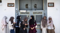 Selain nilai sejarahnya, Lasem juga menawarkan pengalaman budaya yang hidup mulai dari batik tulis khas Lasem yang sarat makna filosofis, hingga tradisi masyarakat Tionghoa yang berpadu harmonis dengan budaya lokal Jawa. Dengan keindahan arsitekturnya dan kekayaan kisah masa lalu, Lasem kini menjelma sebagai destinasi wisata budaya yang memadukan sejarah, seni, dan kehidupan masyarakat dalam satu lanskap yang menawan. ANTARA FOTO/Aprillio Akbar