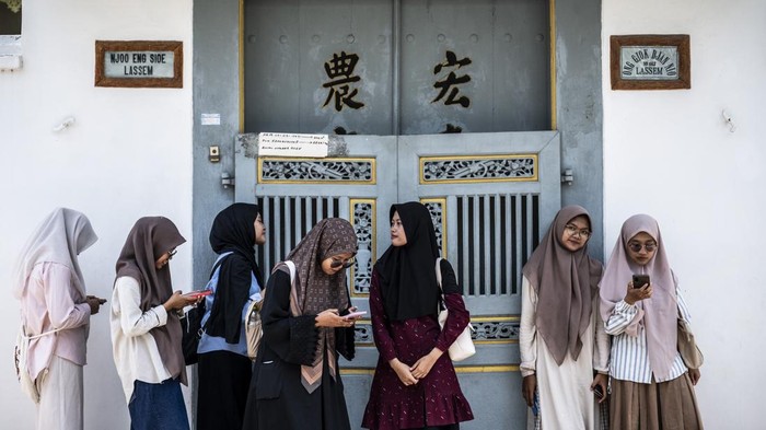 Lasem, Kota Tua dengan 243 Bangunan Kuno Bersejarah Pendiri Yayasan Lasem Heritage, Pop (tengah) menjelaskan tentang pintu gerbang rumah kuno di Karangturi, Lasem, Rembang, Jawa Tengah, Minggu (19/10/2025). Menurut data Yayasan Lasem Heritage, terdapat sekitar 243 bangunan kuno berarsitektur akulturasi Tiongkok, Eropa, dan Jawa yang dibangun pada akhir abad ke-18 hingga awal abad ke-20 di Kecamatan Lasem, yang kini telah ditetapkan sebagai cagar budaya tingkat kabupaten sebagai upaya melestarikan kawasan tersebut sekaligus mengembangkannya sebagai destinasi wisata berbasis pelestarian sejarah dan budaya. ANTARA FOTO/Aprillio Akbar