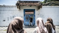 Deretan rumah tua di kawasan Karangturi menjadi saksi bisu pertemuan budaya yang membentuk identitas unik Lasem hingga kini. Bangunan-bangunan tersebut kini telah ditetapkan sebagai cagar budaya tingkat kabupaten, sebagai bentuk upaya pelestarian warisan sejarah dan arsitektur Lasem. ANTARA FOTO/Aprillio Akbar