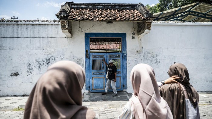 Lasem, Kota Tua dengan 243 Bangunan Kuno Bersejarah Pendiri Yayasan Lasem Heritage, Pop (tengah) menjelaskan tentang pintu gerbang rumah kuno di Karangturi, Lasem, Rembang, Jawa Tengah, Minggu (19/10/2025). Menurut data Yayasan Lasem Heritage, terdapat sekitar 243 bangunan kuno berarsitektur akulturasi Tiongkok, Eropa, dan Jawa yang dibangun pada akhir abad ke-18 hingga awal abad ke-20 di Kecamatan Lasem, yang kini telah ditetapkan sebagai cagar budaya tingkat kabupaten sebagai upaya melestarikan kawasan tersebut sekaligus mengembangkannya sebagai destinasi wisata berbasis pelestarian sejarah dan budaya. ANTARA FOTO/Aprillio Akbar