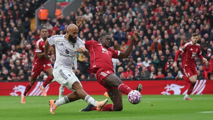 Soccer Football - Premier League - Liverpool v Manchester United - Anfield, Liverpool, Britain - October 19, 2025 Manchester Uniteds Bryan Mbeumo scores their first goal REUTERS/Phil Noble EDITORIAL USE ONLY. NO USE WITH UNAUTHORIZED AUDIO, VIDEO, DATA, FIXTURE LISTS, CLUB/LEAGUE LOGOS OR LIVE SERVICES. ONLINE IN-MATCH USE LIMITED TO 120 IMAGES, NO VIDEO EMULATION. NO USE IN BETTING, GAMES OR SINGLE CLUB/LEAGUE/PLAYER PUBLICATIONS. PLEASE CONTACT YOUR ACCOUNT REPRESENTATIVE FOR FURTHER DETAILS..