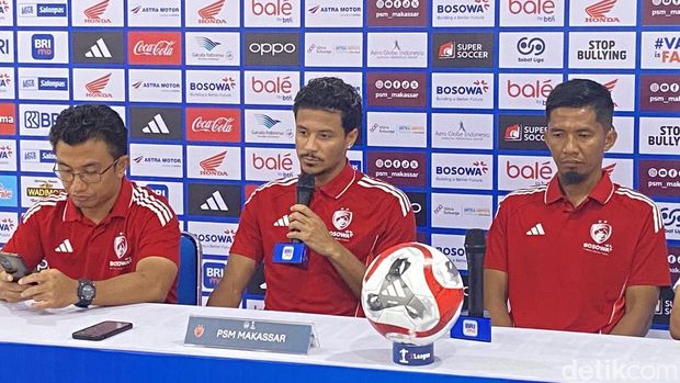 Lucas Dias Pemain PSM Makassar, Lucas Dias (tengah) saat konferensi pers jelang laga kontra Arema FC.