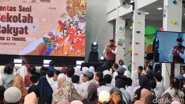 Mensos Gus Ipul di SRMA 33 Tangerang Selatan. (Taufiq Syarifudin/detikcom)