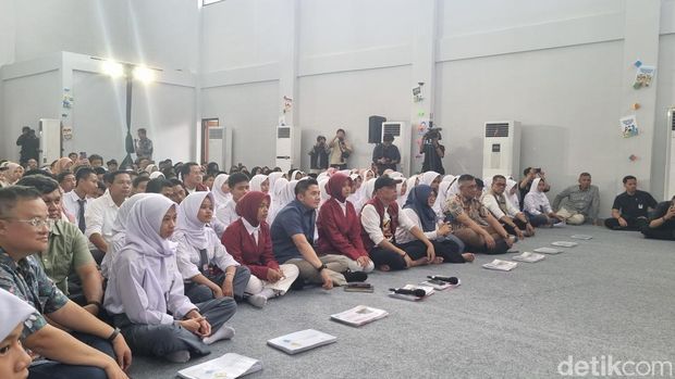 Mensos Saifullah Yusuf atau Gus Ipul, Wamensos Agus Jabo dan Seskab Teddy Indra Wijaya mengunjungi Sekolah Rakyat Menengah Atas (SRMA) 33 Tangerang Selatan. (Taufiq/detikcom)