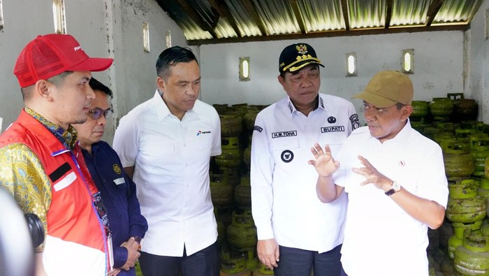 Menteri ESDM dan Dirut Pertamina Cek Pangkalan LPG di Sumsel