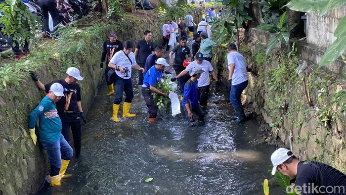 Menteri LH bersihkan sampah di Sungai Cipinang Depok. (Devi/detikcom)