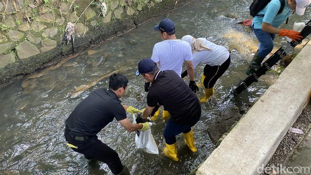 Menteri LH bersihkan sampah di Sungai Cipinang Depok. (Devi/detikcom)