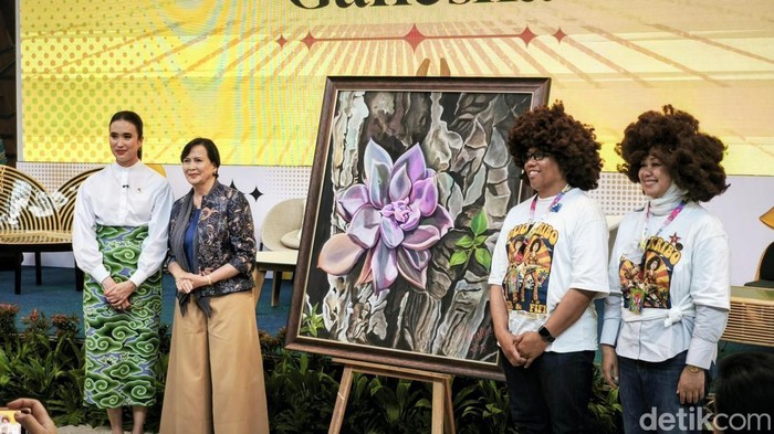 Menpar Widi Sumbang Lukisan Sukulen Karya Ibunda di Pasar Seni ITB