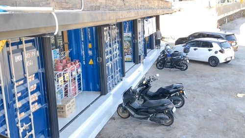 Minimarket terbuat dari kontainer bekas di Jalan Pintas (Shortcut) Singaraja-Denpasar titik 7a, Buleleng. (Agus Eka/detikBali)