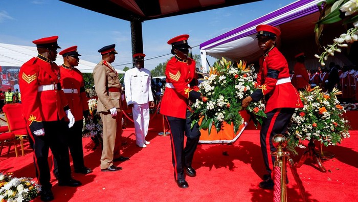 Suasana haru menyelimuti Universitas Sains dan Teknologi Jaramogi Oginga Odinga, Bondo, Kabupaten Siaya, Kenya, Minggu (19/10/2025), saat Misa pemakaman Mantan Perdana Menteri Kenya Raila Odinga digelar. REUTERS/Thomas Mukoya