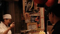 Pemain film kelahiran 1999 itu beberapa kali membagikan momen saat pergi ke luar negeri. Waktu liburan ke Jepang, tunangan Cleantha ini sempat jajan yakitori pinggir jalan nih. Foto: Instagram @teukurassya