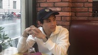Aktor Tanah Air tersebut juga pernah makan di salah satu restoran di Roma, Italia. Rassya terlihat tidak sabar menunggu pesanan pizzanya datang ke meja. Foto: Instagram @teukurassya