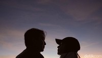 Lihat nih momen romantis Nikita bersama suaminya menikmati sunrise di Bromo. Ya, sunrise di Bromo memang begitu menakjubkan, bahkan disebut-sebut sebagai sunrise terbaik di Tanah Air, dan menjadi daya tarik wisatawan global. (Instagram/Nikita Willy)