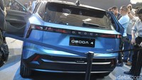 CEO Omoda & Jaecoo International Shawn Xu menjelaskan SUV entry level dari Omoda Jaecoo akan masuk jalur produksi mulai tahun depan. Namun dia tak menjelaskan detail soal tanggal peluncurannya. Bakal menjadi model global, Omoda O4 tampaknya akan memiliki ragam opsi mesin mulai dari ICE, hybrid, plug-in hybrid, atau full listrik. Mengingat Omoda Jaecoo juga sudah memiliki teknologi powertrain lengkap. Foto: Dina Rayanti