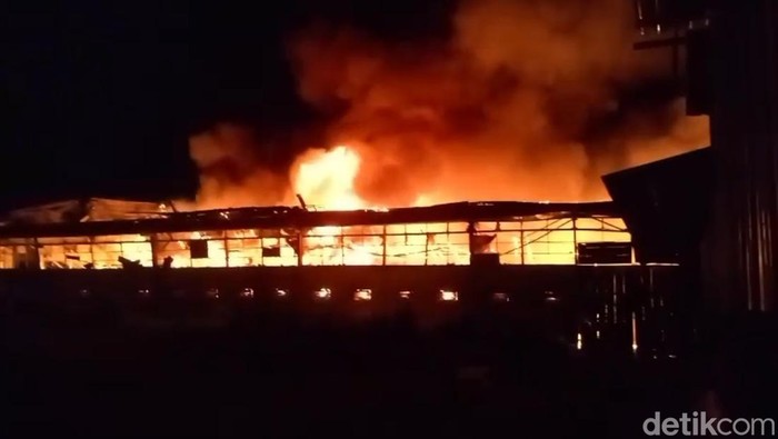 Pabrik Tekstil di Dampyak Tegal Ludes Terbakar