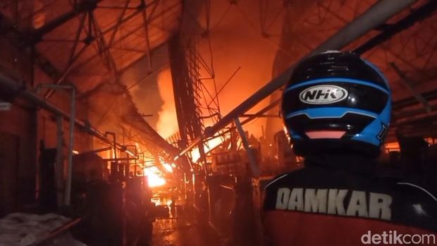 Pabtik tekstil di Tegal kebakaran, Sabtu (18/10/2025). Pabtik tekstil di Tegal kebakaran, Sabtu (18/10/2025).