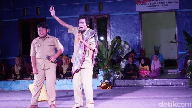 Pelakon Abdul Muluk Reborn, menampilkam seni teater tradisional untuk mengubaj stigma negatif eks lokalisasi Payo Sigadung