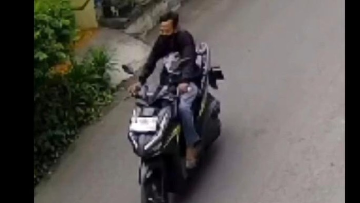 Aksi Curanmor di Toko Wates Terekam CCTV, Begini Ciri-ciri Pelaku