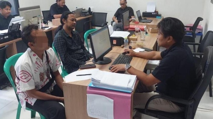 Tersangka pencabulan terhadap anak tiri yang masih di bawah umur saat dimintai keterangan, Minggu (19/10/2025).