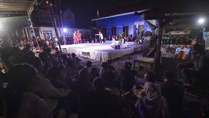 Pelestarian Kebudayaan Lewat Teater, Legenda Sungai Kunyit Dipentaskan di Jambi Pelakon Abdul Muluk Reborn mementaskan naskah Legenda Sungai Kunyit karya Siti Maskana di Aula Payo Sigadung, Jambi, Sabtu (18/10/2025). Pementasan teater yang dibawakan secara komedi namun berisi pesan-pesan moral di kawasan lokalisasi yang tengah diupayakan diubah menjadi tempat pelestarian kebudayaan oleh Pemerintah Kota Jambi tersebut difasilitasi Kementerian Kebudayaan melalui Balai Pelestarian Kebudayaan Wilayah V. ANTARA FOTO/Wahdi Septiawan