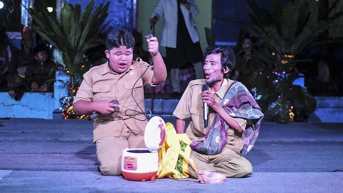 Pelestarian Kebudayaan Lewat Teater, Legenda Sungai Kunyit Dipentaskan di Jambi Pelakon Abdul Muluk Reborn mementaskan naskah Legenda Sungai Kunyit karya Siti Maskana di Aula Payo Sigadung, Jambi, Sabtu (18/10/2025). Pementasan teater yang dibawakan secara komedi namun berisi pesan-pesan moral di kawasan lokalisasi yang tengah diupayakan diubah menjadi tempat pelestarian kebudayaan oleh Pemerintah Kota Jambi tersebut difasilitasi Kementerian Kebudayaan melalui Balai Pelestarian Kebudayaan Wilayah V. ANTARA FOTO/Wahdi Septiawan