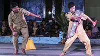 Melalui seni teater, masyarakat diharapkan dapat melihat sisi lain kebudayaan yang edukatif sekaligus menghibur. ANTARA FOTO/Wahdi Septiawan