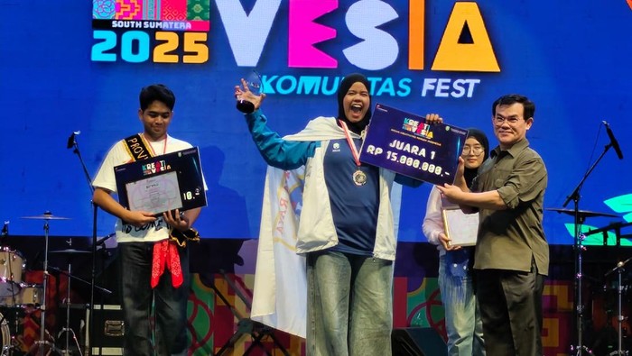 Pemberian penghargaan kepada pemenang ajang Keativesia 2025.