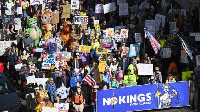 PORTLAND, OREGON - OCTOBER 18: Demonstrators march through downtown Portland during the No Kings protest on October 18, 2025 in Portland, Oregon. Organizers expect millions to participate in cities and towns across the nation for the second No Kings protest to denounce the Trump administration.   Mathieu Lewis-Rolland/Getty Images/AFP (Photo by Mathieu Lewis-Rolland / GETTY IMAGES NORTH AMERICA / Getty Images via AFP)