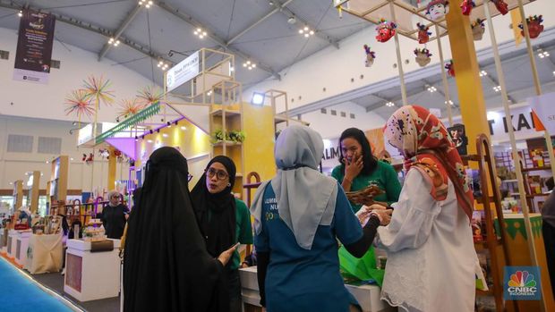 Pengunjung melihat produk UMKM pada hari terakhir gelaran Trade Expo Indonesia di ICE BSD, Kabupaten Tangerang, Minggu (19/10/2025). (CNBC Indonesia/Faisal Rahman) Pengunjung melihat produk UMKM pada hari terakhir gelaran Trade Expo Indonesia di ICE BSD, Kabupaten Tangerang, Minggu (19/10/2025). (CNBC Indonesia/Faisal Rahman)