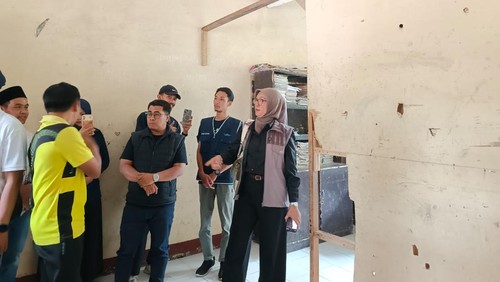 Peninjauan ruang kelas SDN Tambing Kekeq, Desa Aik Berik, Kecamatan Batukliang Utara oleh Ketua TP PKK NTB, Sinta Muhammad Iqbal, dan Komunitas Tastura Mengajar. (Edi Suryansyah/detikBali)