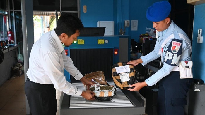 Penungkapan pengiriman ganja yang digagalkan di Bandara SIM, Aceh. (Dok Lanud SIM)