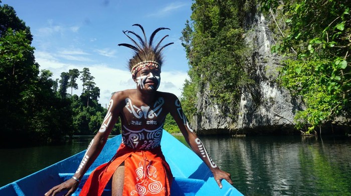 Pesona Tersembunyi Kali Biru, Permata Alam di Raja Ampat Wisatawan lokal berdiri di pinggir kali biru Teluk Mayalibit Waigeo Utara Kabupaten Raja Ampat, Papua Barat Daya, Minggu (19/10/2025). Kali Biru menjadi salah satu tujuan wisata tersembunyi yang terletak di Teluk Mayalibit Kabupaten Raja Ampat menyajikan keindahan alam kali atau sungai berwarna biru dari mata air alami pegunungan yang menyejukkan serta kicauan burung nan indah. ANTARA FOTO/Olha Mulalinda