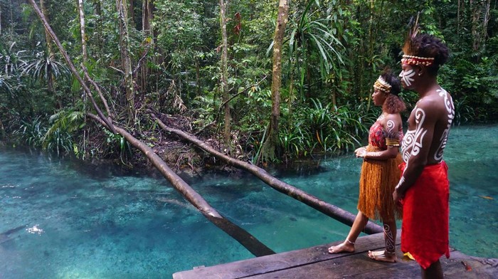 Pesona Tersembunyi Kali Biru, Permata Alam di Raja Ampat Wisatawan lokal berdiri di pinggir kali biru Teluk Mayalibit Waigeo Utara Kabupaten Raja Ampat, Papua Barat Daya, Minggu (19/10/2025). Kali Biru menjadi salah satu tujuan wisata tersembunyi yang terletak di Teluk Mayalibit Kabupaten Raja Ampat menyajikan keindahan alam kali atau sungai berwarna biru dari mata air alami pegunungan yang menyejukkan serta kicauan burung nan indah. ANTARA FOTO/Olha Mulalinda