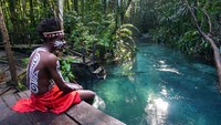 Mata air pegunungan yang menjadi sumber aliran Kali Biru menghadirkan kesegaran alami dan suasana damai yang sulit ditemukan di tempat lain. Wisatawan dapat menikmati pemandangan indah dari tepi sungai, menyusuri aliran air dengan perahu kecil, atau sekadar bersantai sambil menikmati udara segar di kawasan yang masih asri ini. ANTARA FOTO/Olha Mulalinda