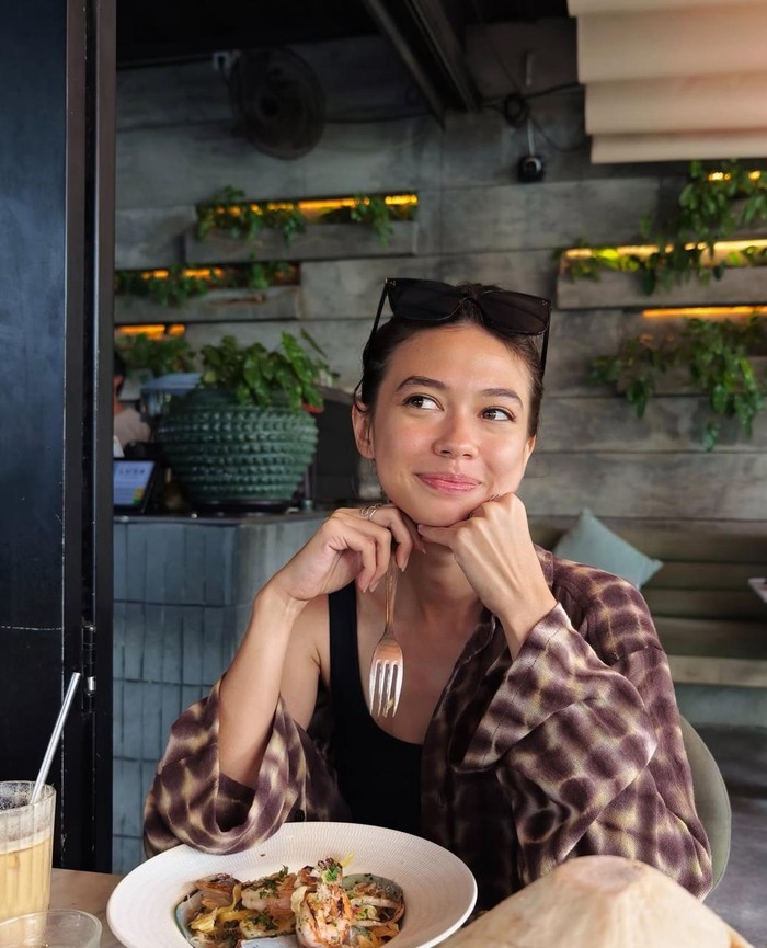 Pesona Yuki Kato Saat Santai di Kafe dan Masak Sayur Bayam Pesona Yuki Kato Saat Santai di Kafe dan Masak Sayur Bayam