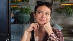 Pesona Yuki Kato Saat Santai di Kafe dan Masak Sayur Bayam