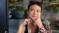 Wanita 30 tahun ini terlihat sedang berada di sebuah restoran. Ia memesan segelas es kopi susu dan pasta topping udang jumbo yang menggugah selera. Foto: Instagram yukikt