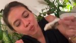 Pesona Yuki Kato Saat Santai di Kafe dan Masak Sayur Bayam