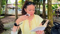 Yuki senang saat liburan ke Jogja, ia menemukan kafe nyaman di sebelah tempat menginapnya. Ia menikmati dessert sambil baca buku. Foto: Instagram yukikt