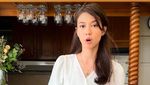 Pesona Yuki Kato Saat Santai di Kafe dan Masak Sayur Bayam