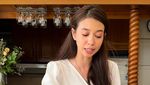 Pesona Yuki Kato Saat Santai di Kafe dan Masak Sayur Bayam