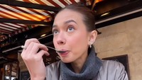 Layaknya seorang foodies, Yuki suka mengabadikan momen saat makan di sela-sela traveling. Ia membuatnya jadi satu dalam video Reels menarik! Foto: Instagram yukikt