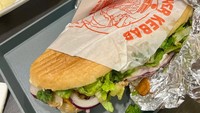 Waktu di Berlin, ia mengabadikan foto makanan yang dicicipi. Terlihat ada Doner Kebab ukuran jumbo dengan kentang goreng yang mengenyangkan. Foto: Instagram yukikt