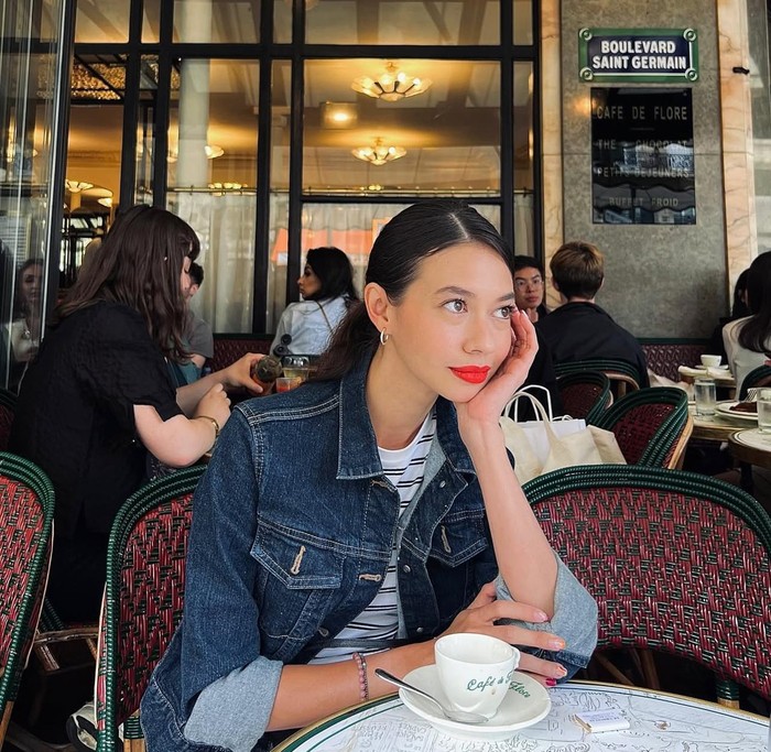 Pesona Yuki Kato Saat Santai di Kafe dan Masak Sayur Bayam Pesona Yuki Kato Saat Santai di Kafe dan Masak Sayur Bayam