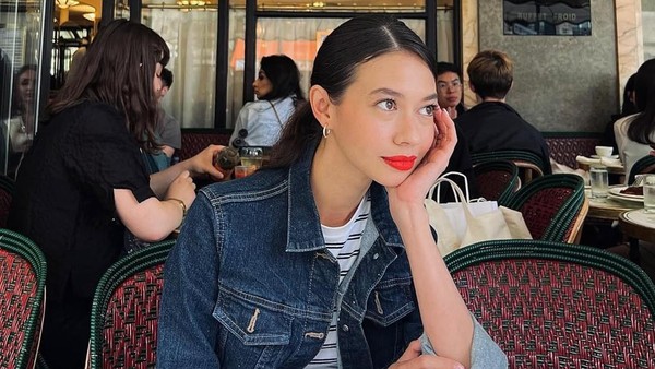Pesona Yuki Kato Saat Santai di Kafe dan Masak Sayur Bayam